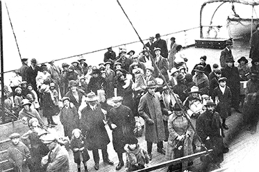 Group settlers arriving in Albany